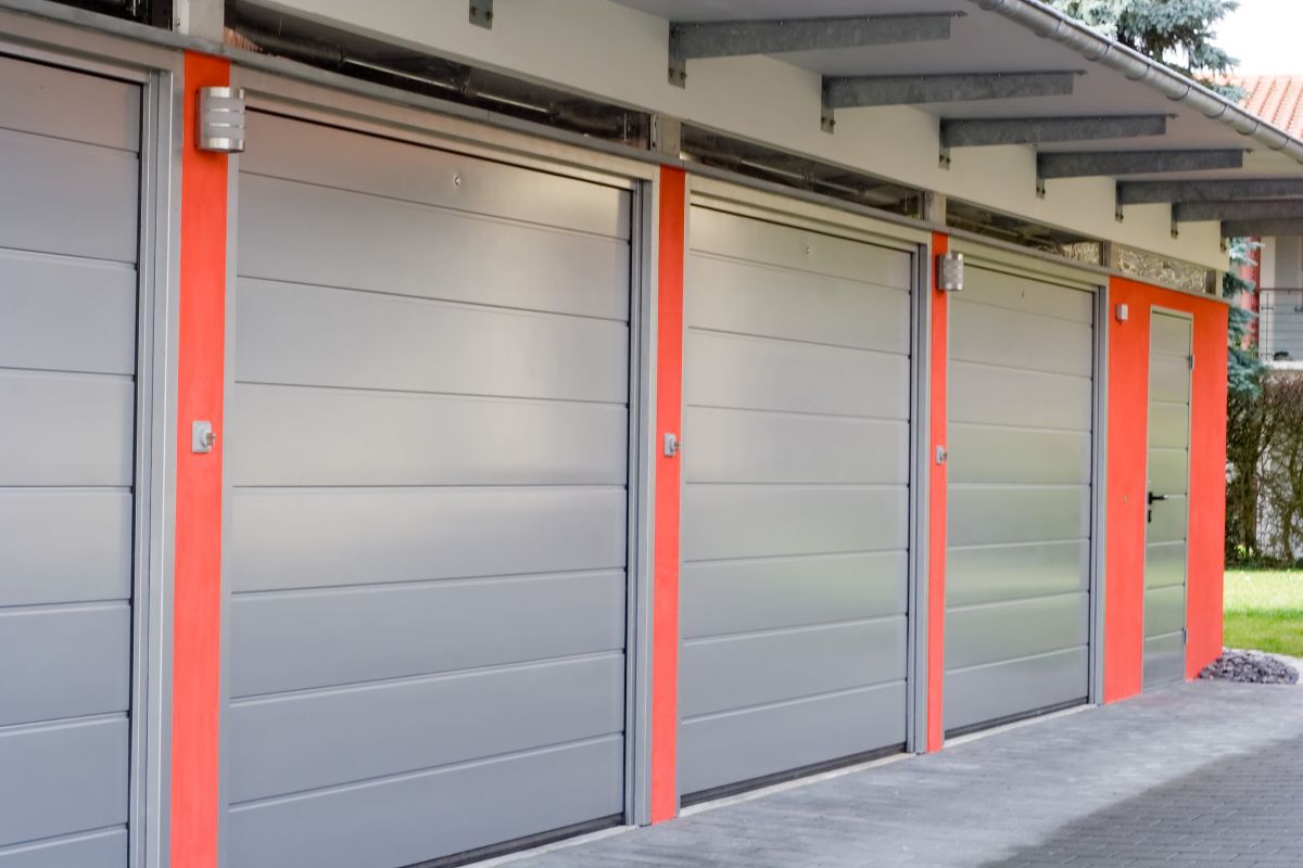 Jak montuje się bramy garażowe rolowane – co warto wiedzieć